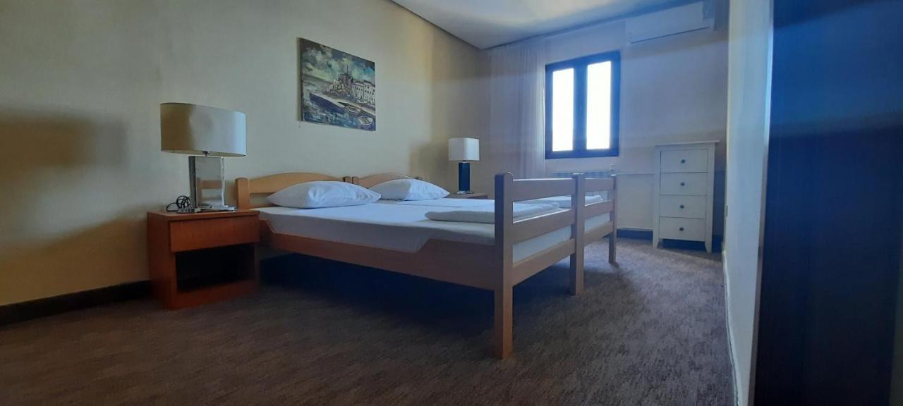 Ambassador Apartments Petrovac Luaran gambar